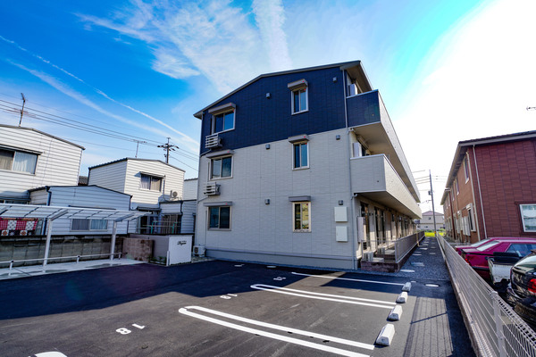 岡山市中区高屋のアパートの建物外観