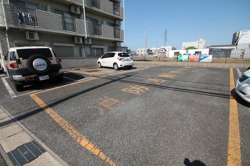 【サンパティークの駐車場】