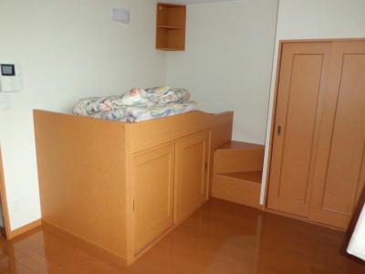 居室・リビング　短期契約の場合のみ、布団が付きます。