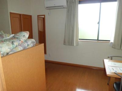 居室・リビング　部屋は狭いが、設備は一杯です。