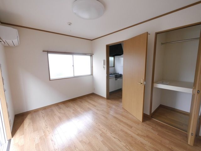 居室・リビング　★日当たりの良いおへやですよ★