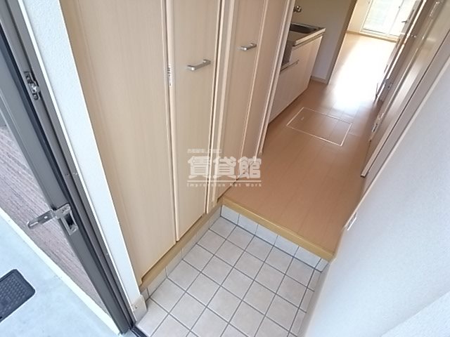 【三木市緑が丘町本町のアパートの玄関】