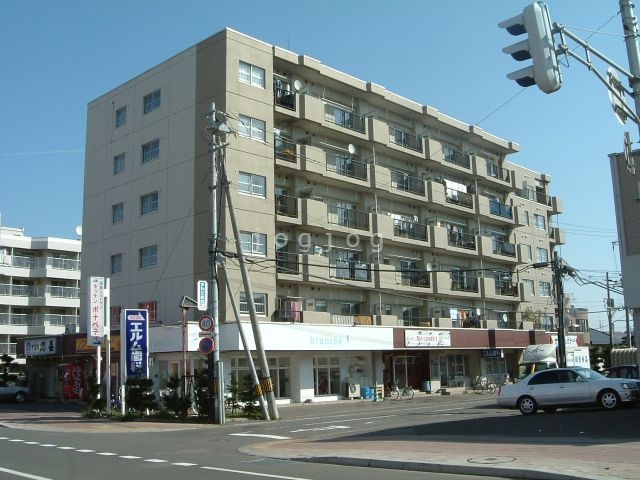 札幌市西区八軒四条東のマンションの建物外観