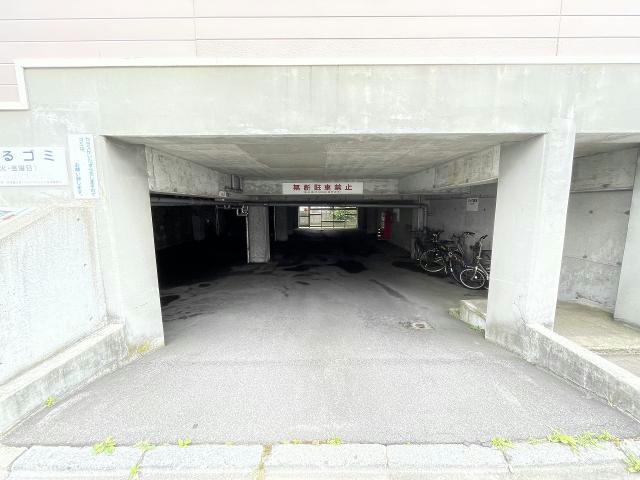 【函館市新川町のアパートの駐車場】