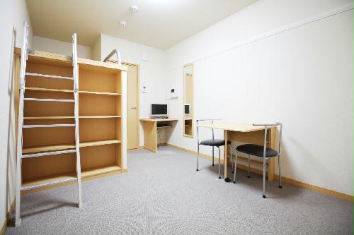 居室・リビング　ＴＶ＆テレビ台、テーブル＆イスまで備わってます！