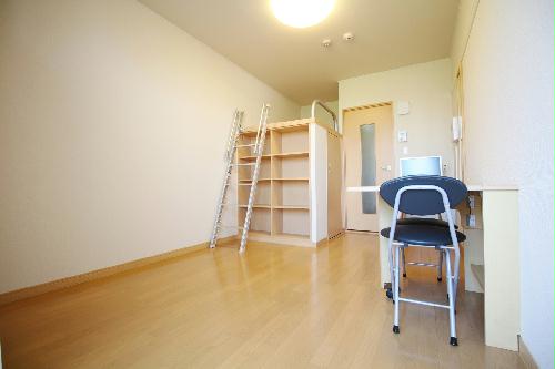 居室・リビング　１Ｆはフローリング仕様　２Ｆ以上は絨毯仕様となります。