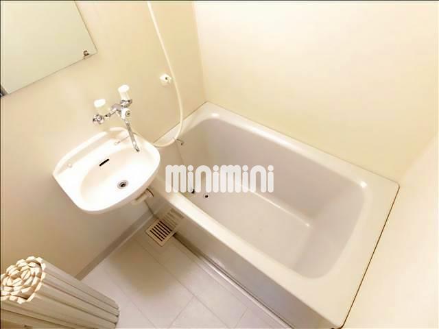 バス・シャワールーム　洗面器付きの浴槽です。