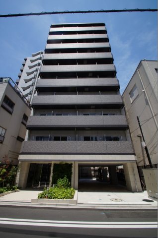建物外観　街に映えるクリーンホワイトのファザードが未来の価値観を創造。