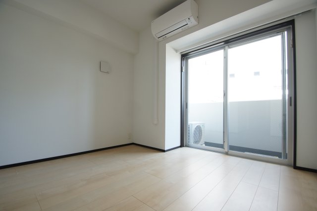 居室・リビング　優しい色合いの床材を使用した居住空間です。