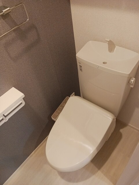 トイレ　温水シャワー付きトイレです
