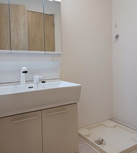 洗面設備　独立洗面台で朝の準備も快適です♪