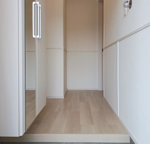 玄関　玄関には姿見付きで外出前にチェックできます☆