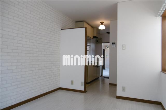 居室・リビング　アクセントクロスがオシャレなお部屋