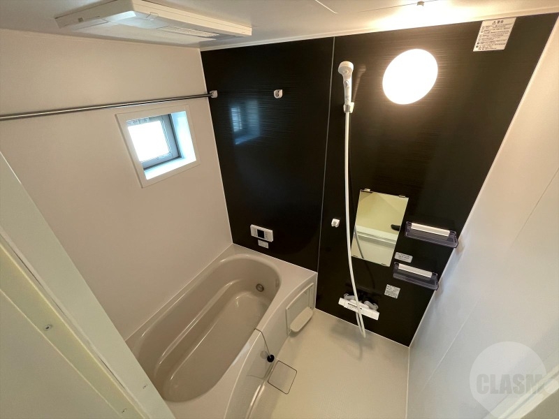 バス・シャワールーム　窓のある乾燥機能付きのバスルーム