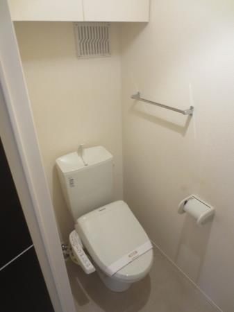 トイレ　温水洗浄便座付きのトイレです。