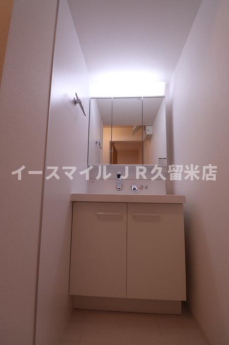 洗面設備　独立洗面台、小物を置くことができて便利です