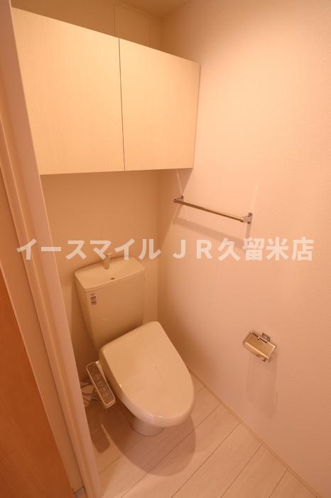 トイレ　落ち着いた色調のトイレです