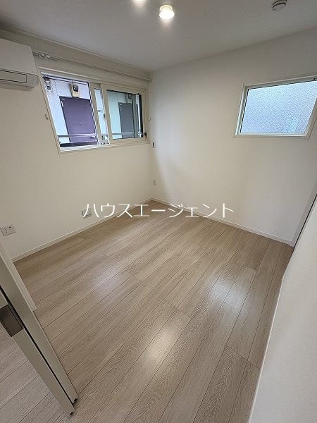 その他部屋・スペース　リビングの隣の洋室です。朝から日当りの良いお部屋ですよ
