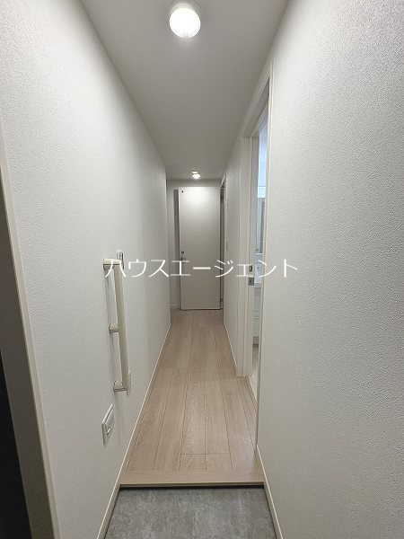 玄関　明るい玄関にはシューズボックスも完備してます。