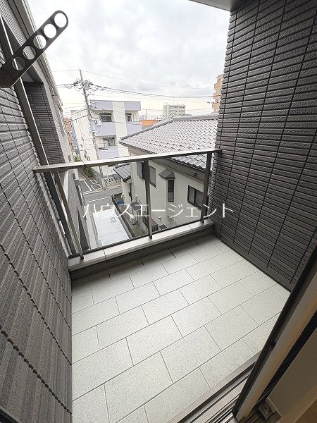バルコニー　とても広いベランダで、洗濯物もたく