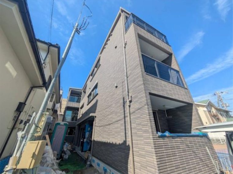 建物外観　2026年4月に完成予定。木造3階建てです。