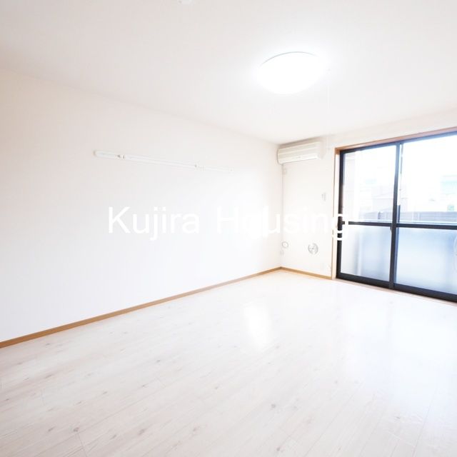 居室・リビング　9.7帖の洋室です★