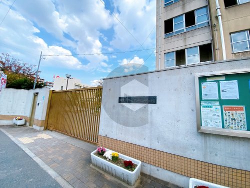 中学校　東大阪市立高井田中学校（中学校）まで609m