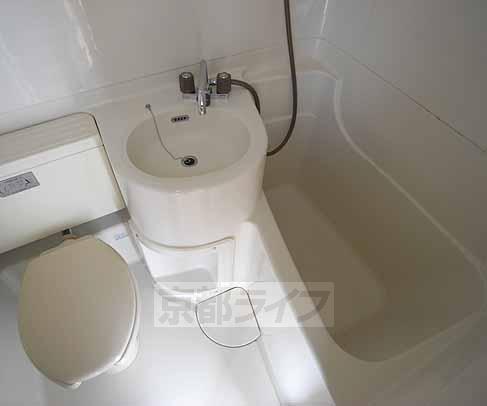 バス・シャワールーム　ユニットバスタイプです