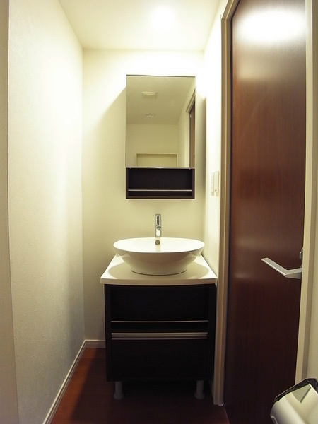 洗面設備　独立洗面台です。（同タイプイメージです）