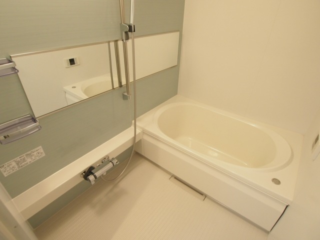 バス・シャワールーム　小物収納棚も付いた清潔感のあるバスルームです。