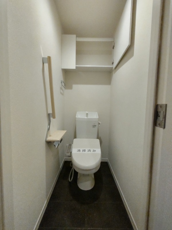 トイレ　上部には収納棚が付いています。