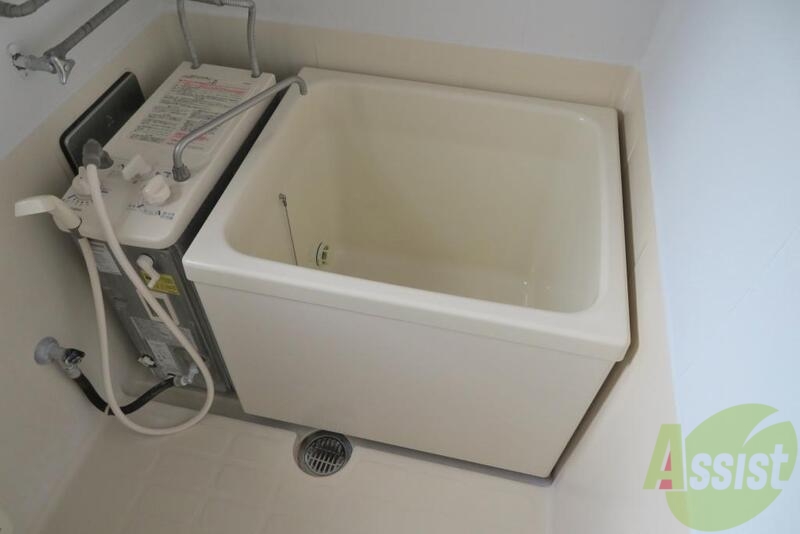 バス・シャワールーム　お風呂はバランス釜タイプで、追い焚きも可能です