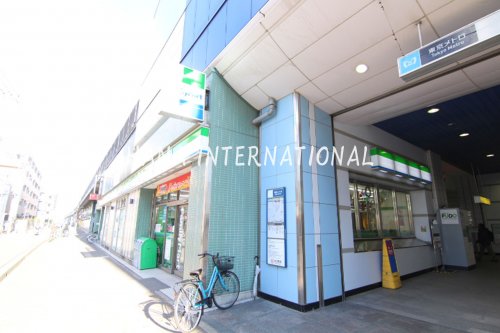 コンビニ　ファミリーマート市川妙典駅店（コンビニ）まで620m