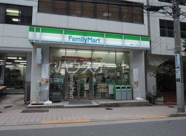 コンビニ　ファミリーマート麹町二丁目店（コンビニ）まで105m