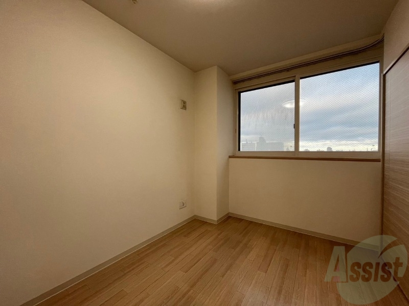 その他部屋・スペース　洋室は白いクロスにブラウンの建具が映えますね～