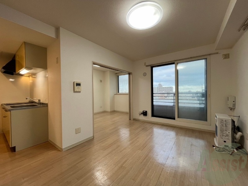 居室・リビング　リビングは白を基調としていて明るい印象ですね！