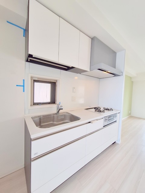 キッチン　グリル付３口ガスのシステムＫ　収納スペースも豊富です