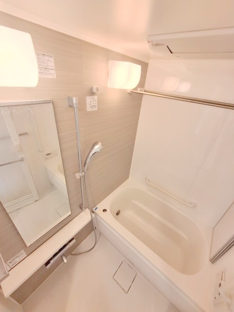 バス・シャワールーム　浴室乾燥機能＆追焚機能　おしゃれなお風呂です