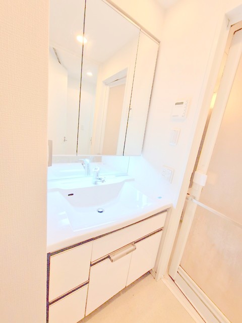 洗面設備　３面鏡のおしゃれな独立洗面台　鏡の裏面に収納もございます♪