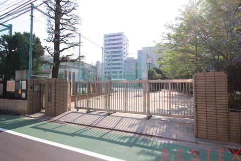 中学校　文京区立本郷台中学校（中学校）まで703m