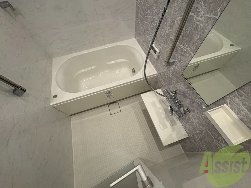 バス・シャワールーム　広々したお風呂で快適にくつろげそうです。