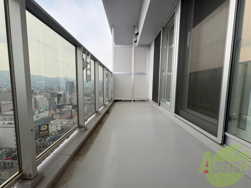 バルコニー　バルコニーは幅があり、広い印象を受けました。