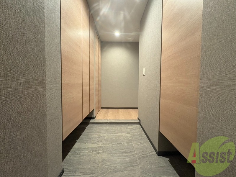 玄関　玄関です。ご覧の通り広々としていますね。