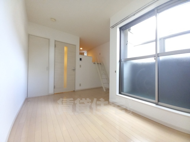 居室・リビング　同物件別部屋