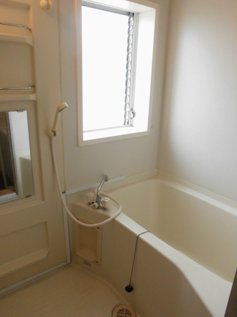 バス・シャワールーム　風呂。窓有、換気できます。