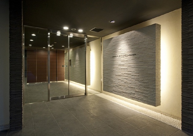 エントランス　宅配ボックス・防犯カメラ・エレベーター２基