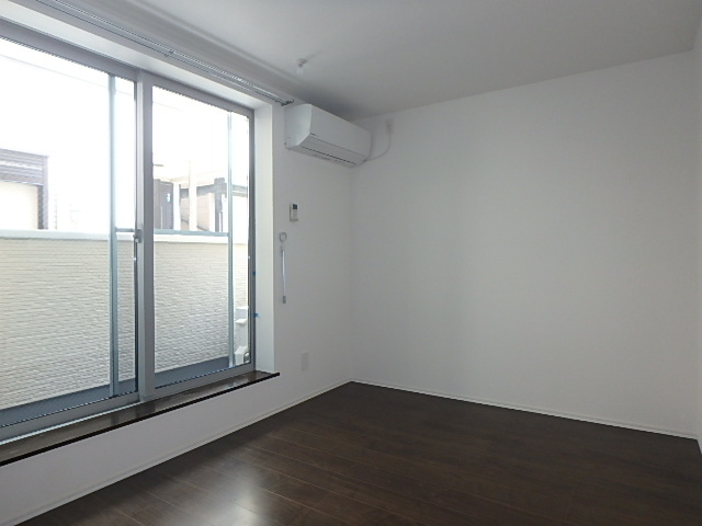 居室・リビング　落ち着いた感じの新築のお部屋で新しい生活をスタート