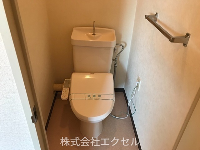 トイレ　温水洗浄便座です。