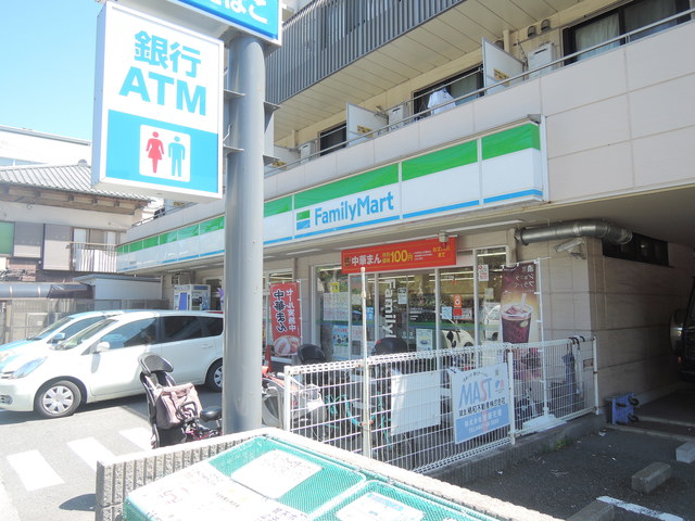 コンビニ　ファミリーマート鎌倉御成町店（コンビニ）まで905m