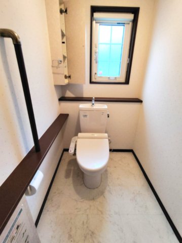トイレ　各階にトイレがあります。どちらも窓があり清潔感があります。